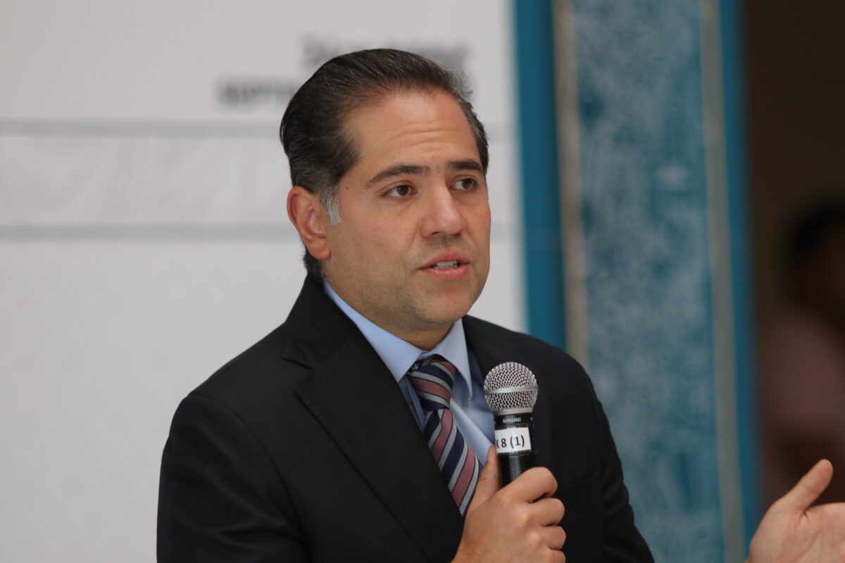 Raúl Bolaños-Cacho Cué habla ante representantes de medios de comunicación.