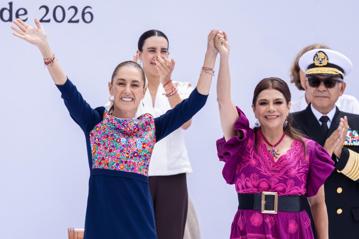 Claudia Sheinbaum y Clara Brugada sonríen con las manos unidas y los brazos levantados durante el acto en el Zócalo.