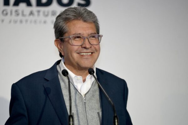 Ricardo Monreal habla frente a dos micrófonos durante un acto público.