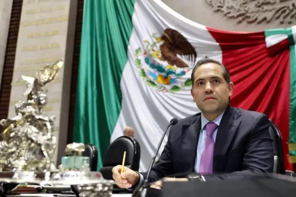 Raúl Bolaños-Cacho Cué preside una sesión en la Cámara de Diputados